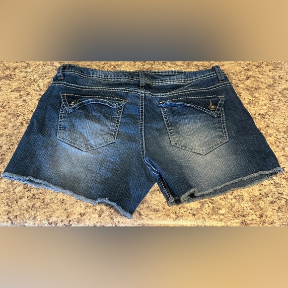 No Boundaries Dark Denim Jean shorts size 9 - Picture 2 of 3